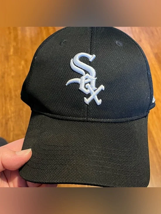 Play Ball! MLB Official White Sox Hat & 4 Licensed White Sox Plastic 10” Plates - Picture 8 of 11